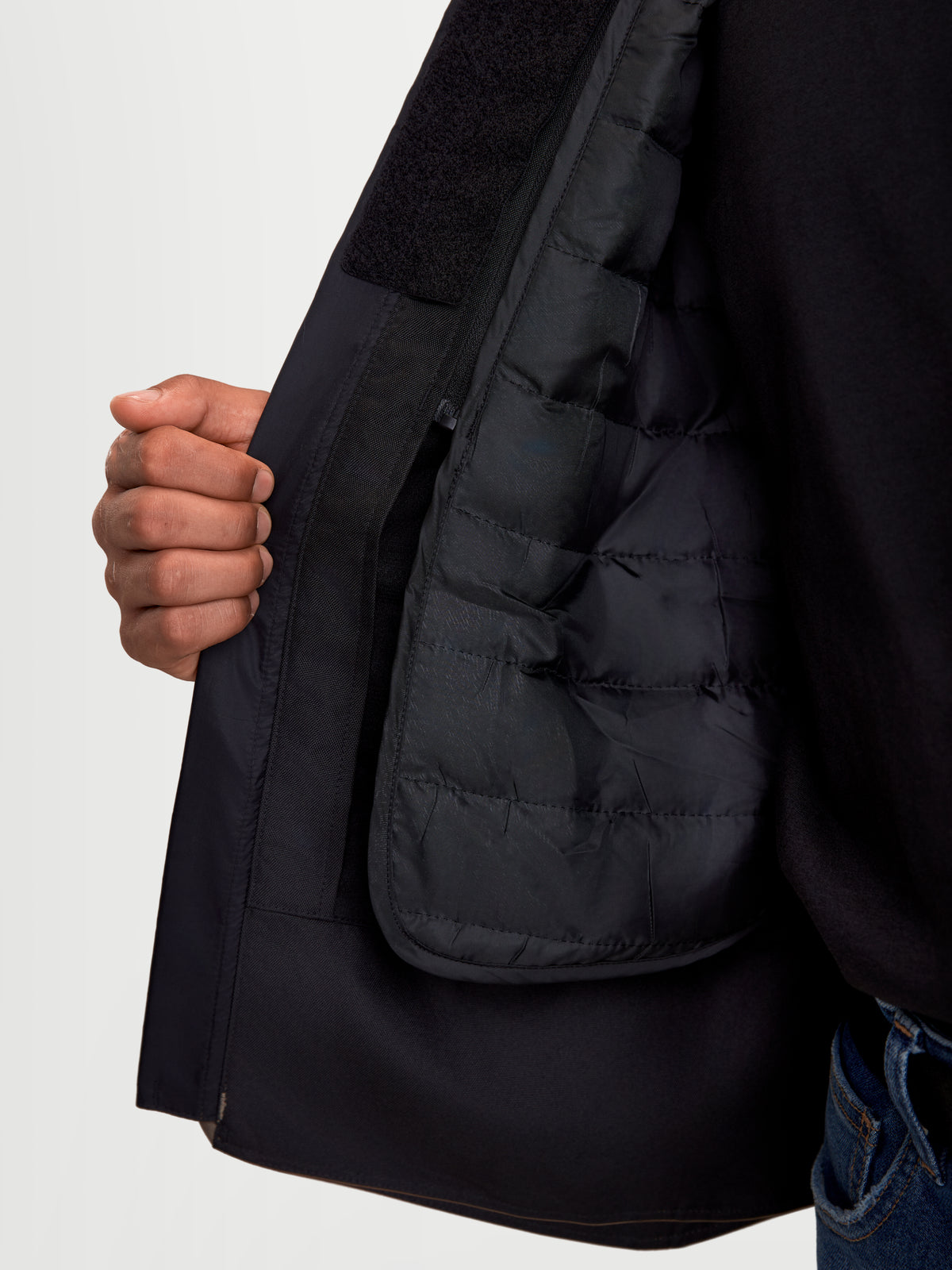 Alpinestars C-1 Waterproof Giacca, giacca da moto urbana in tessuto color marrone noce e nero, dettaglio in primo piano che mostra la costruzione interna con imbottitura termica