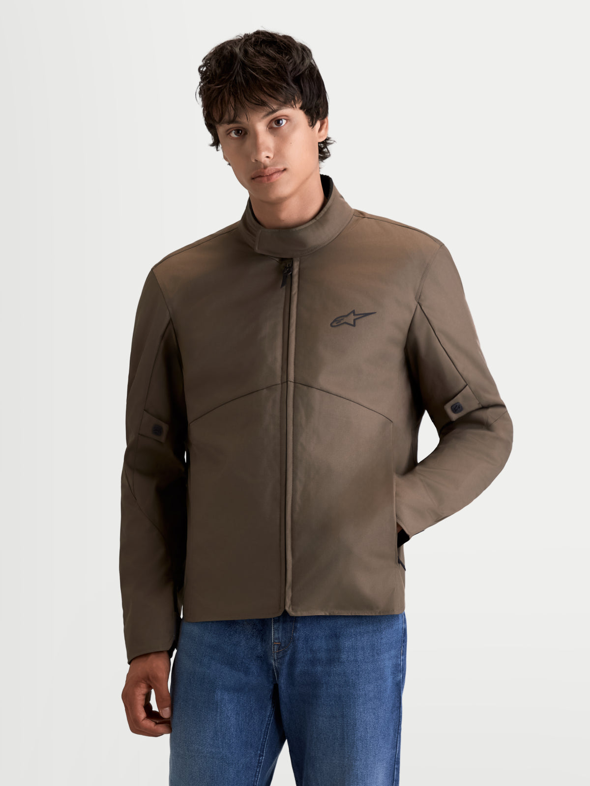 Alpinestars C-1 Waterproof Giacca, giacca da moto urbana contemporanea da uomo in marrone noce, vista frontale indossata da un modello che mostra la costruzione impermeabile e il collo ergonomico