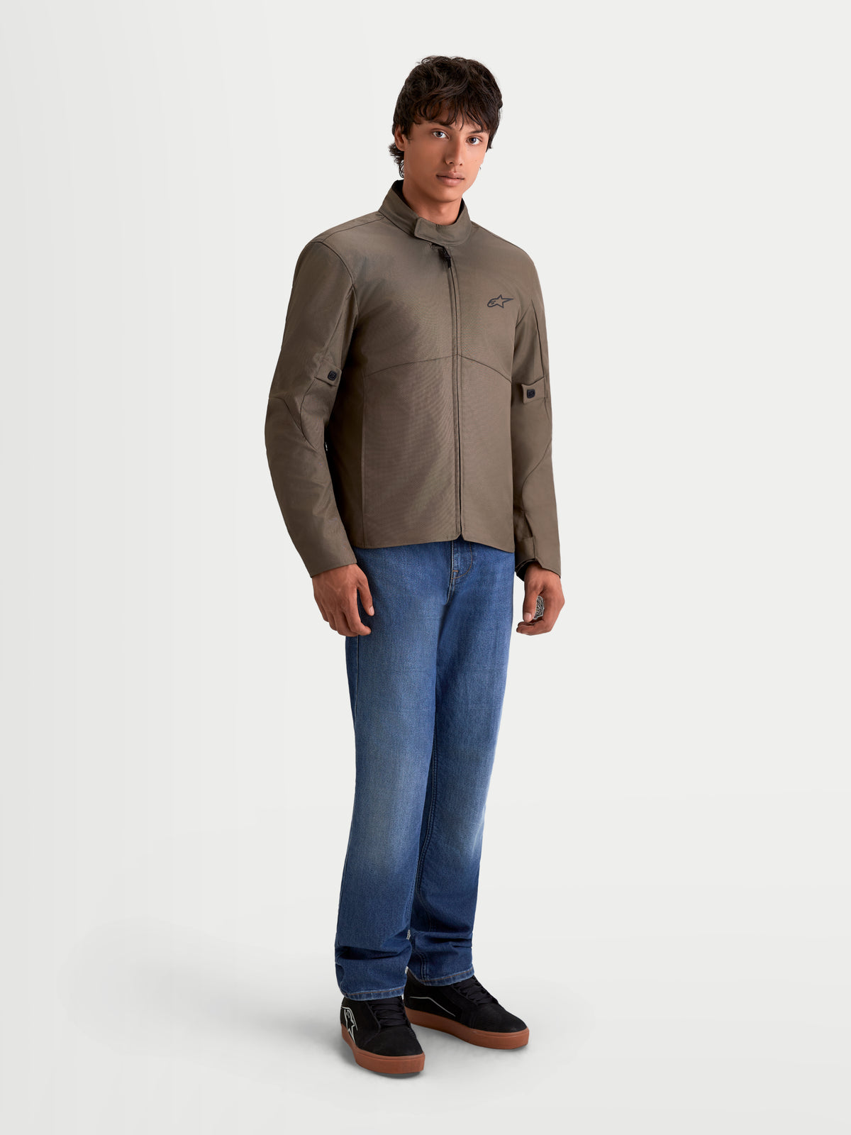 Alpinestars C-1 Waterproof Giacca, giacca da moto urbana contemporanea da uomo in marrone noce, vista anteriore su un modello con jeans, caratterizzata da una struttura in tessuto 450D e collo con finitura morbida