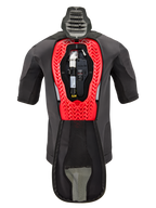 Bombola di ricambio Alpinestars Tech-Air® 5 Plasma, mostrata all'interno di un gilet Tech-Air® 5 Plasma, capo nero con struttura interna a nido d'ape rosso brillante, con bombola di gas argon e unità elettronica, abbigliamento tecnico protettivo da moto