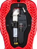 Alpinestars Tech-Air® 5 Plasma, cartuccia di ricambio per airbag, accessorio per sistema airbag, rosso e nero, vista interna ravvicinata che mostra la bomboletta bianca del gonfiatore ad argon con morsetto argentato, unità di controllo elettronica con interruttore ON/OFF e guscio esterno rosso con coste ondulate