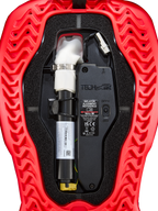 Alpinestars Tech-Air® 5 Plasma, cartuccia di ricambio per airbag, accessorio per sistema airbag, rosso e nero, vista interna ravvicinata che mostra la bomboletta bianca del gonfiatore ad argon con morsetto argentato, unità di controllo elettronica con interruttore ON/OFF e guscio esterno rosso con coste ondulate