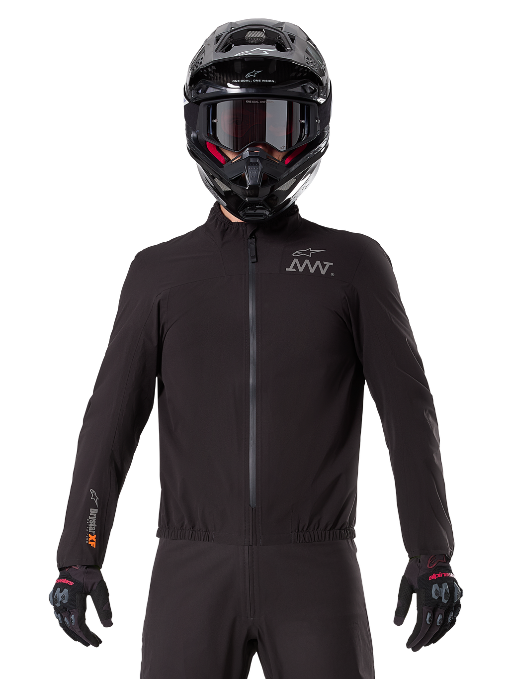 Alpinestars AMT-8 Stretch Drystar® XF Liner, fodera impermeabile da moto nera, dotata di cerniera anteriore e vita elasticizzata, logo AMT sul petto e branding Drystar XF sulla manica, indossata con casco e guanti neri.