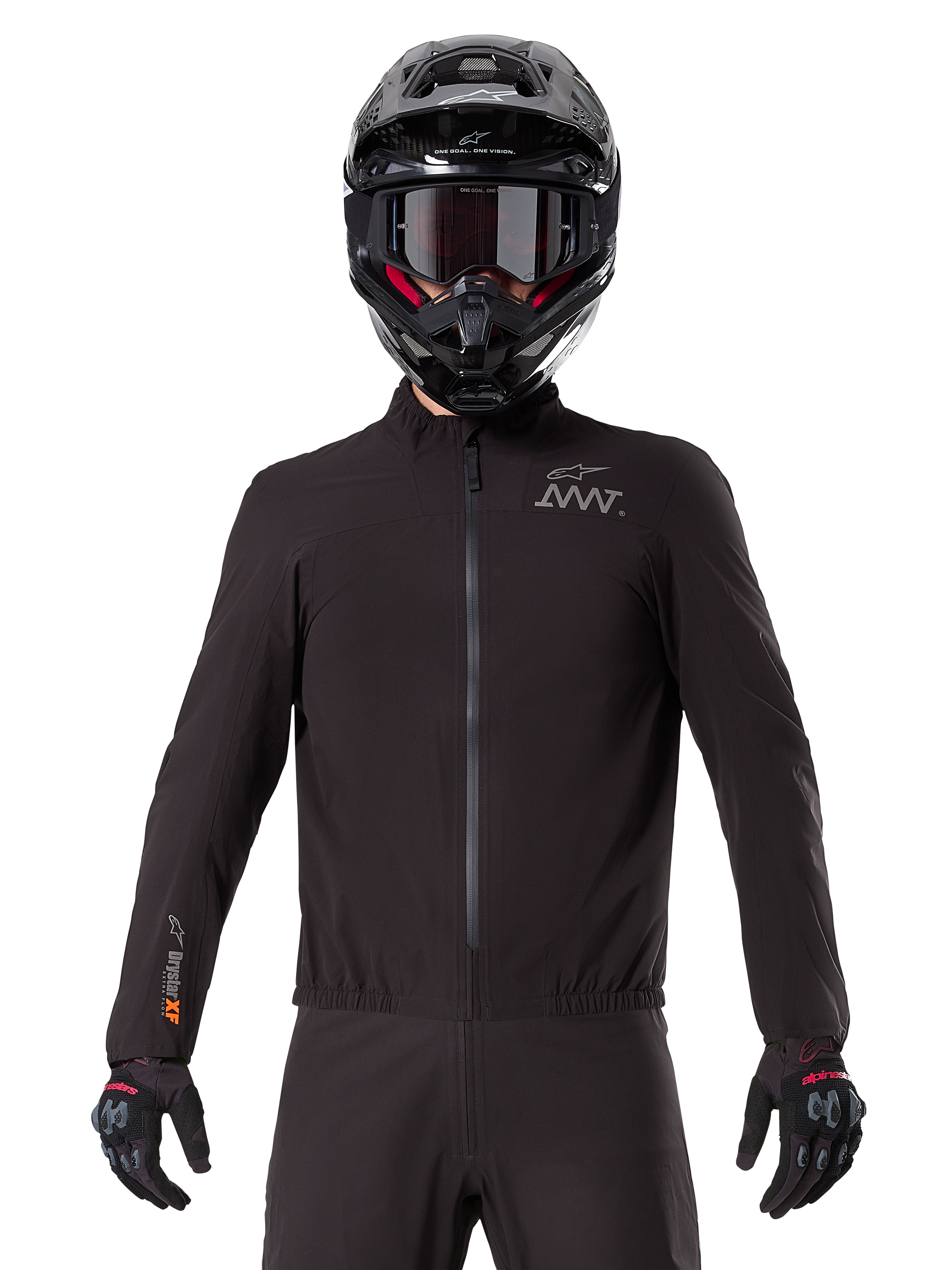 Alpinestars AMT-8 Stretch Drystar® XF Liner, fodera impermeabile da moto nera, dotata di cerniera anteriore e vita elasticizzata, logo AMT sul petto e branding Drystar XF sulla manica, indossata con casco e guanti neri.
