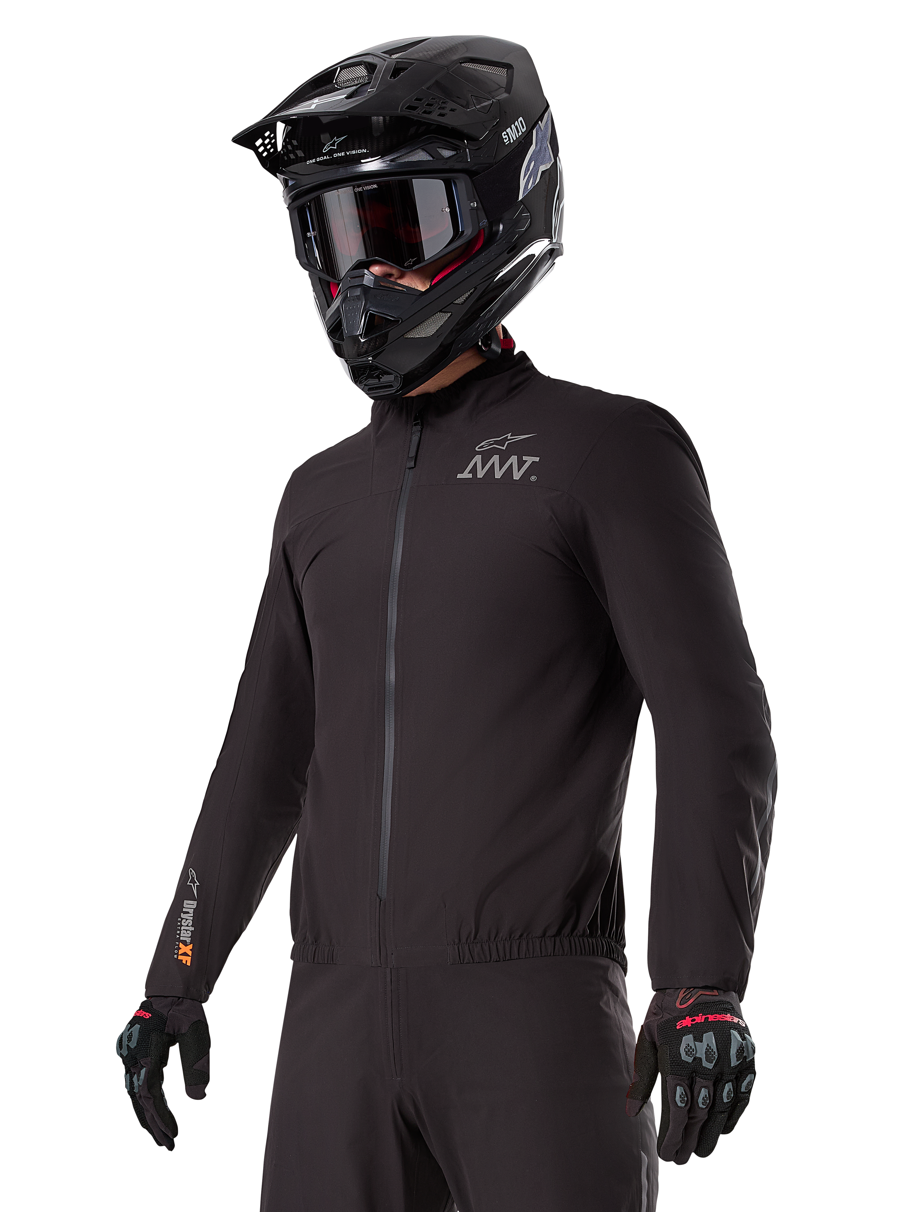 Alpinestars AMT-8 Stretch Drystar® XF Liner, giacca elasticizzata nera antivento e impermeabile, con logo AMT sul petto e marchio Drystar XF sulla manica, indossata con casco adventure nero e guanti protettivi.
