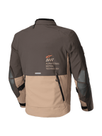 Giacca Alpinestars AMT-8 Stretch Drystar® XF, giacca moto adventure touring da uomo, marrone scuro e cachi scuro, vista posteriore con sfiato di scarico e logo Alpinestars Motion Technology