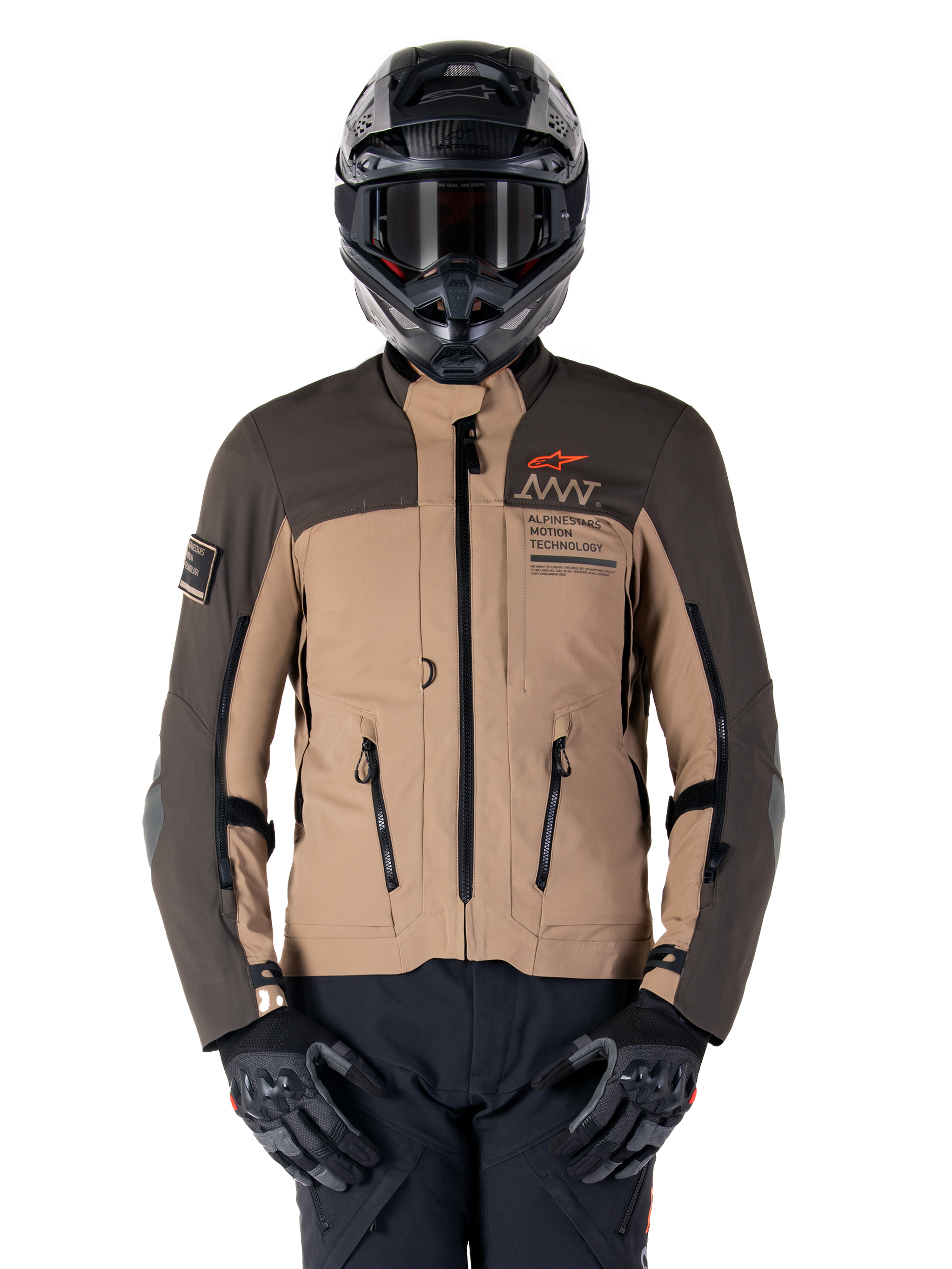 Giacca Alpinestars AMT-8 Stretch Drystar XF, giacca da moto adventure touring, cachi scuro e marrone scuro, con logo Astars arancione e cerniere nere, indossata con casco adventure e guanti neri, equipaggiamento da guida completo