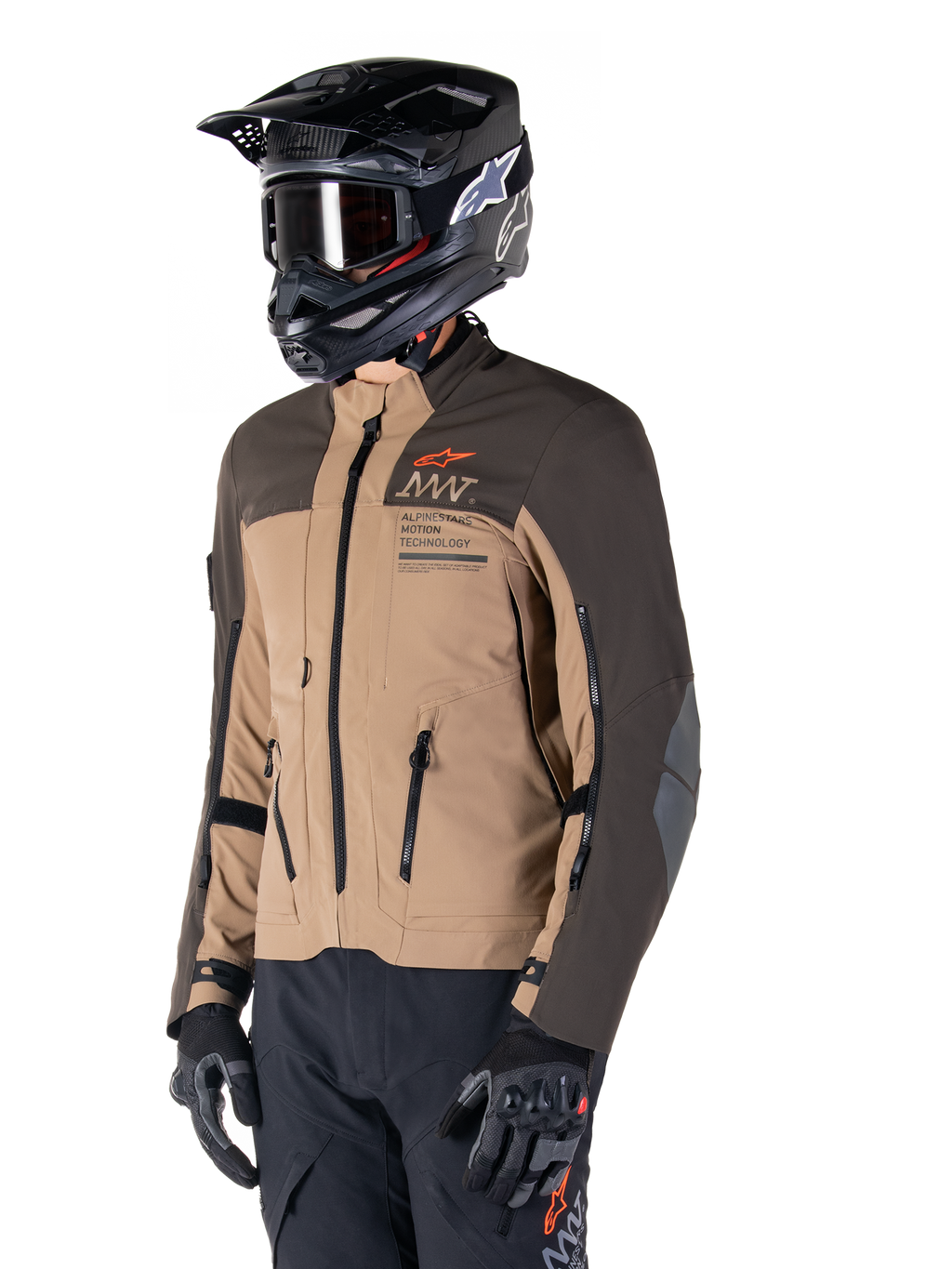Giacca Alpinestars AMT-8 Stretch Drystar® XF, giacca da moto adventure, marrone scuro e dark khaki, indossata con casco off-road nero e maschera, con logo Alpinestars Motion Technology e prese d'aria con cerniera.