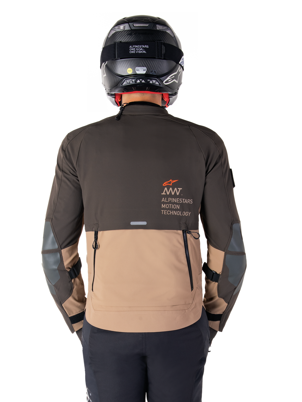 Alpinestars Giacca AMT-8 Stretch Drystar® XF, vista posteriore, design bicolore marrone scuro e kaki scuro, con logo Alpinestars Motion Technology, tasca cargo posteriore con zip e pannelli protettivi sui gomiti, abbigliamento moto adventure touring