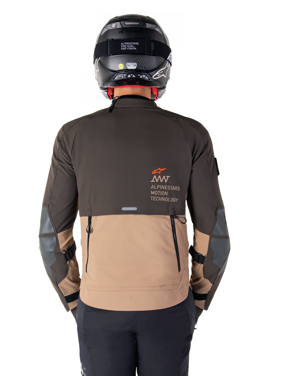 Alpinestars Giacca AMT-8 Stretch Drystar® XF, vista posteriore, design bicolore marrone scuro e kaki scuro, con logo Alpinestars Motion Technology, tasca cargo posteriore con zip e pannelli protettivi sui gomiti, abbigliamento moto adventure touring