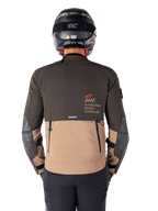 Alpinestars Giacca AMT-8 Stretch Drystar® XF, vista posteriore, design bicolore marrone scuro e kaki scuro, con logo Alpinestars Motion Technology, tasca cargo posteriore con zip e pannelli protettivi sui gomiti, abbigliamento moto adventure touring