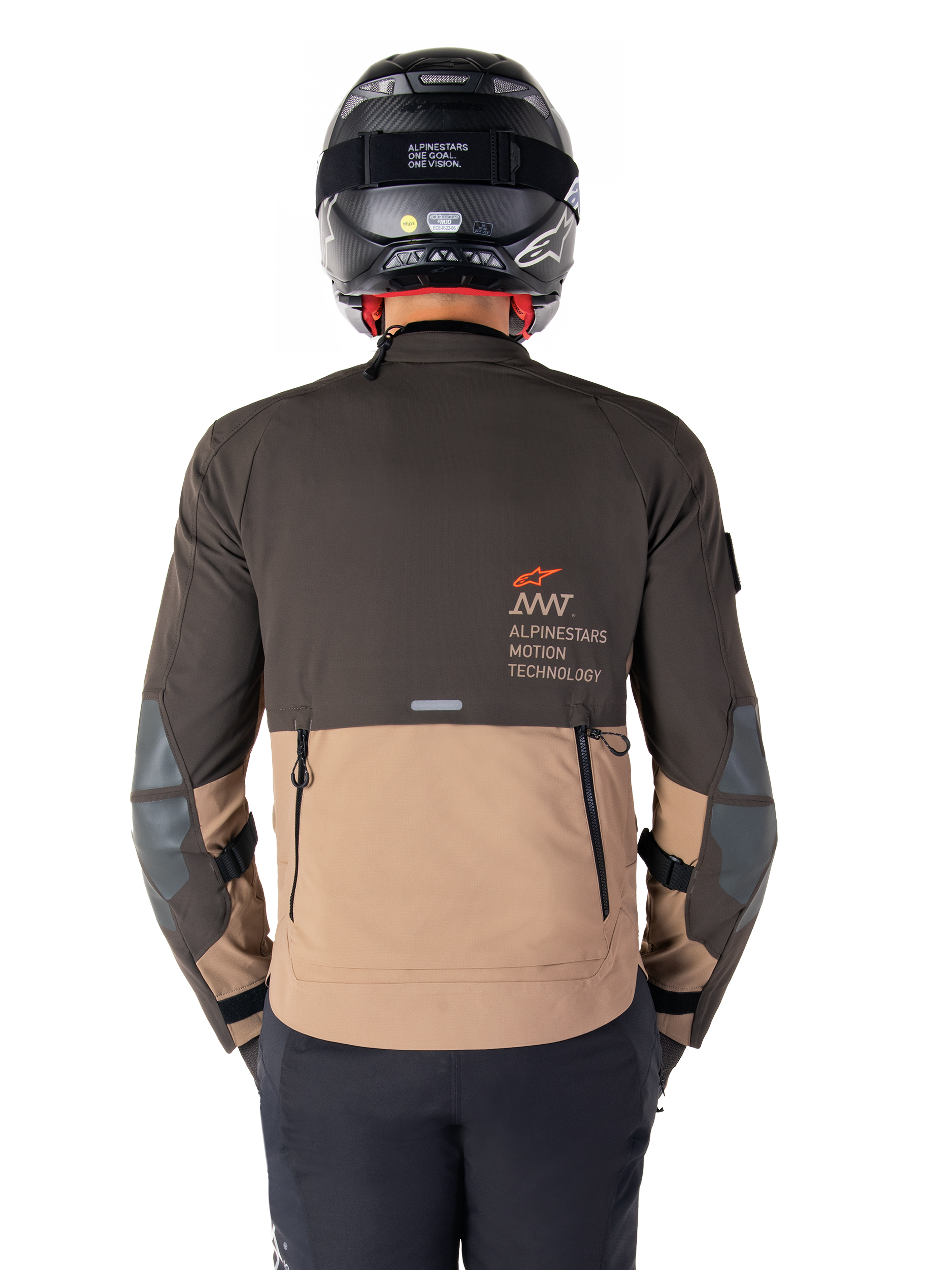 Alpinestars Giacca AMT-8 Stretch Drystar® XF, vista posteriore, design bicolore marrone scuro e kaki scuro, con logo Alpinestars Motion Technology, tasca cargo posteriore con zip e pannelli protettivi sui gomiti, abbigliamento moto adventure touring
