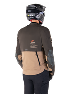 Giacca Alpinestars AMT-8 Stretch Drystar® XF, giacca da moto Adventure, marrone scuro e kaki scuro, vista posteriore con branding AMT Alpinestars Motion Technology, design in tessuto bicolore con cerniere di ventilazione posteriori e sfiato a tegola, indossata con casco e pantaloni da guida neri