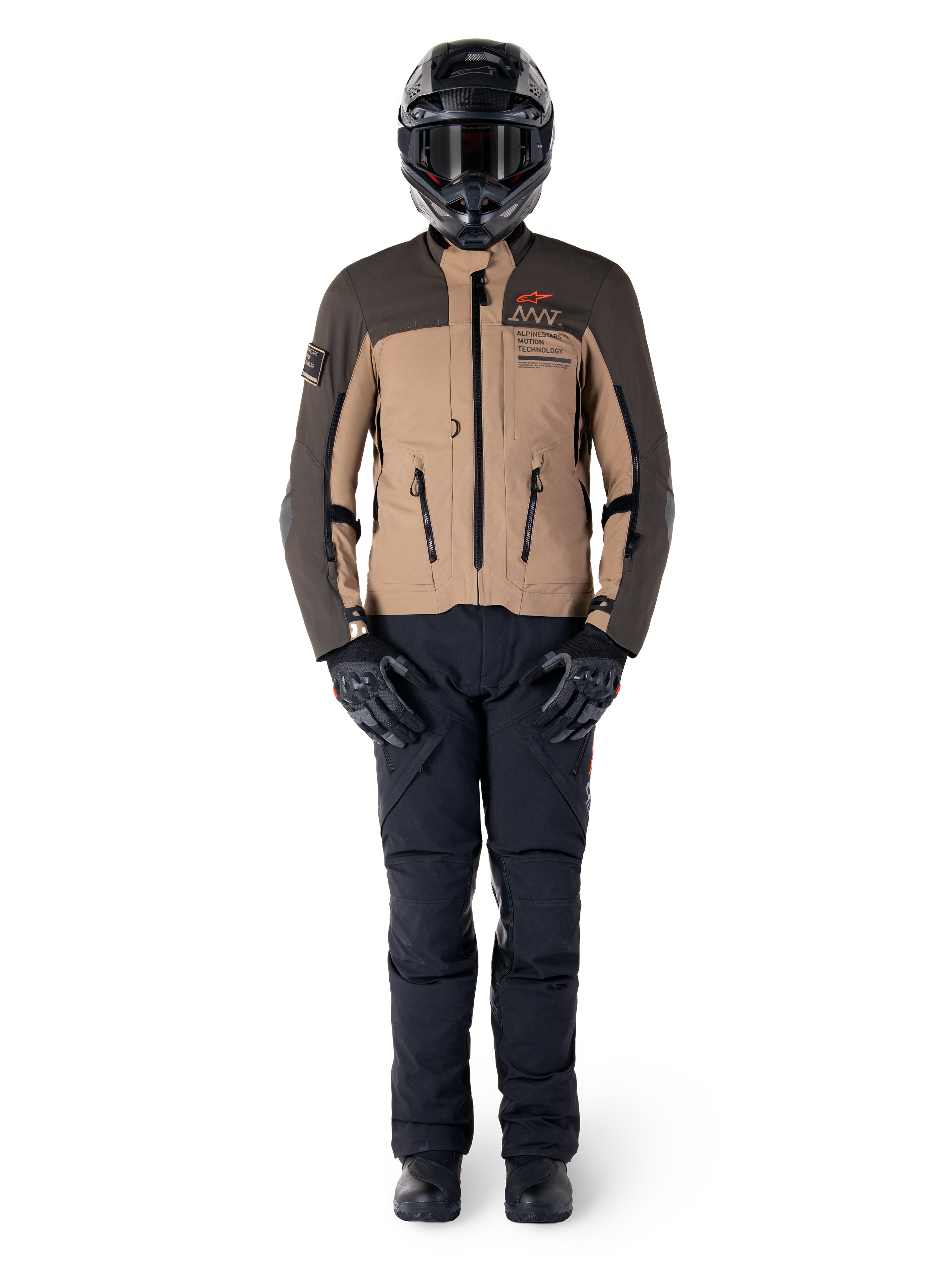 Giacca Alpinestars AMT-8 Stretch Drystar® XF, giacca da moto adventure, marrone scuro e dark khaki, indossata con casco nero, occhiali, guanti neri, pantaloni neri e stivali neri, con prese d'aria sul petto e marchio AMT, equipaggiamento coordinato per adventure touring
