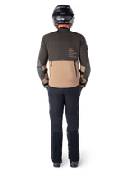 Giacca Alpinestars AMT-8 Stretch Drystar® XF, giacca da touring adventure, marrone scuro e khaki scuro, vista posteriore che mostra il marchio Alpinestars Motion Technology sulla schiena, indossata con pantaloni neri e casco integrale nero, tessuto tecnico elasticizzato per attrezzatura da moto adventure