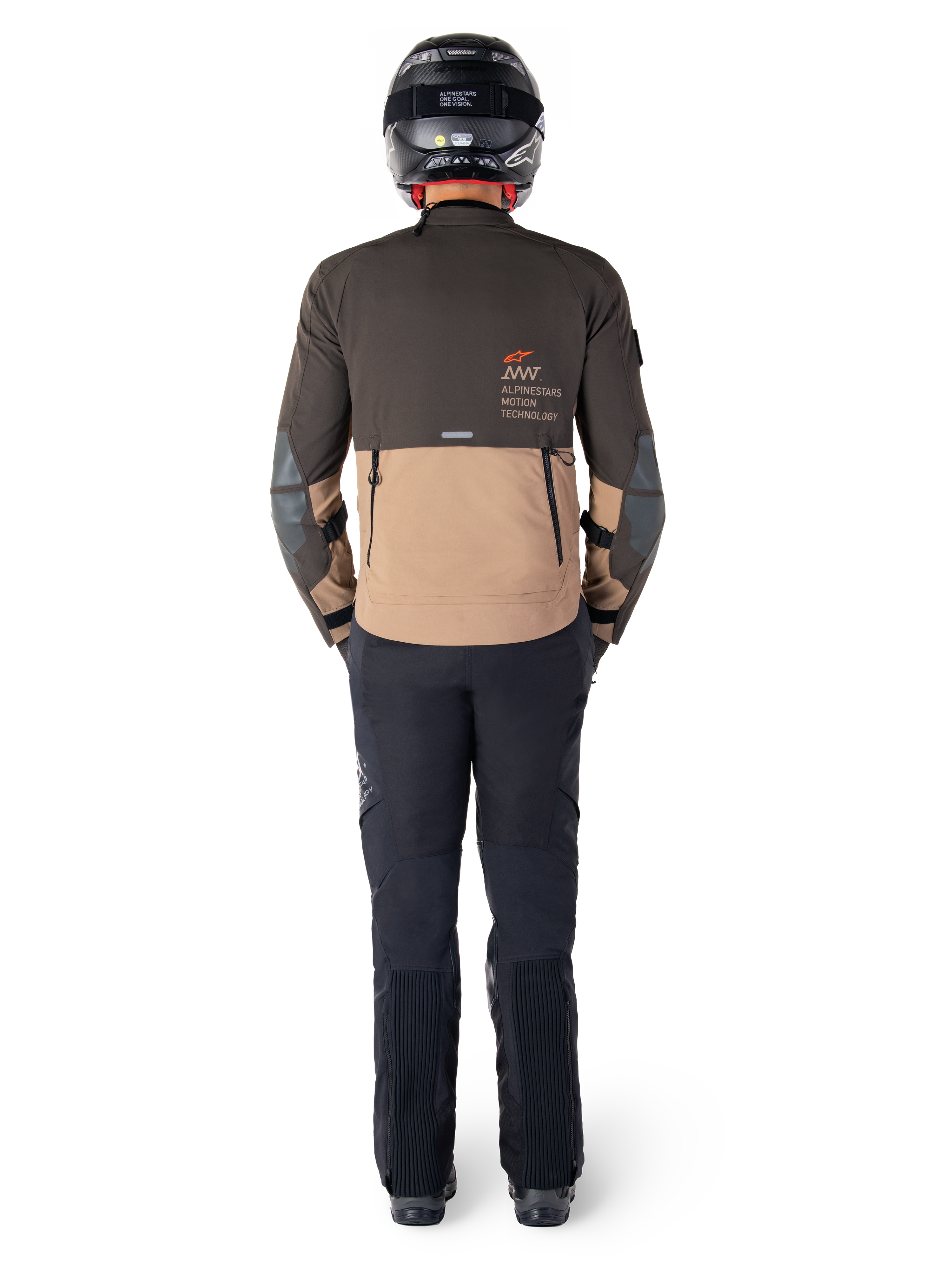 Giacca Alpinestars AMT-8 Stretch Drystar® XF, giacca da touring adventure, marrone scuro e khaki scuro, vista posteriore che mostra il marchio Alpinestars Motion Technology sulla schiena, indossata con pantaloni neri e casco integrale nero, tessuto tecnico elasticizzato per attrezzatura da moto adventure