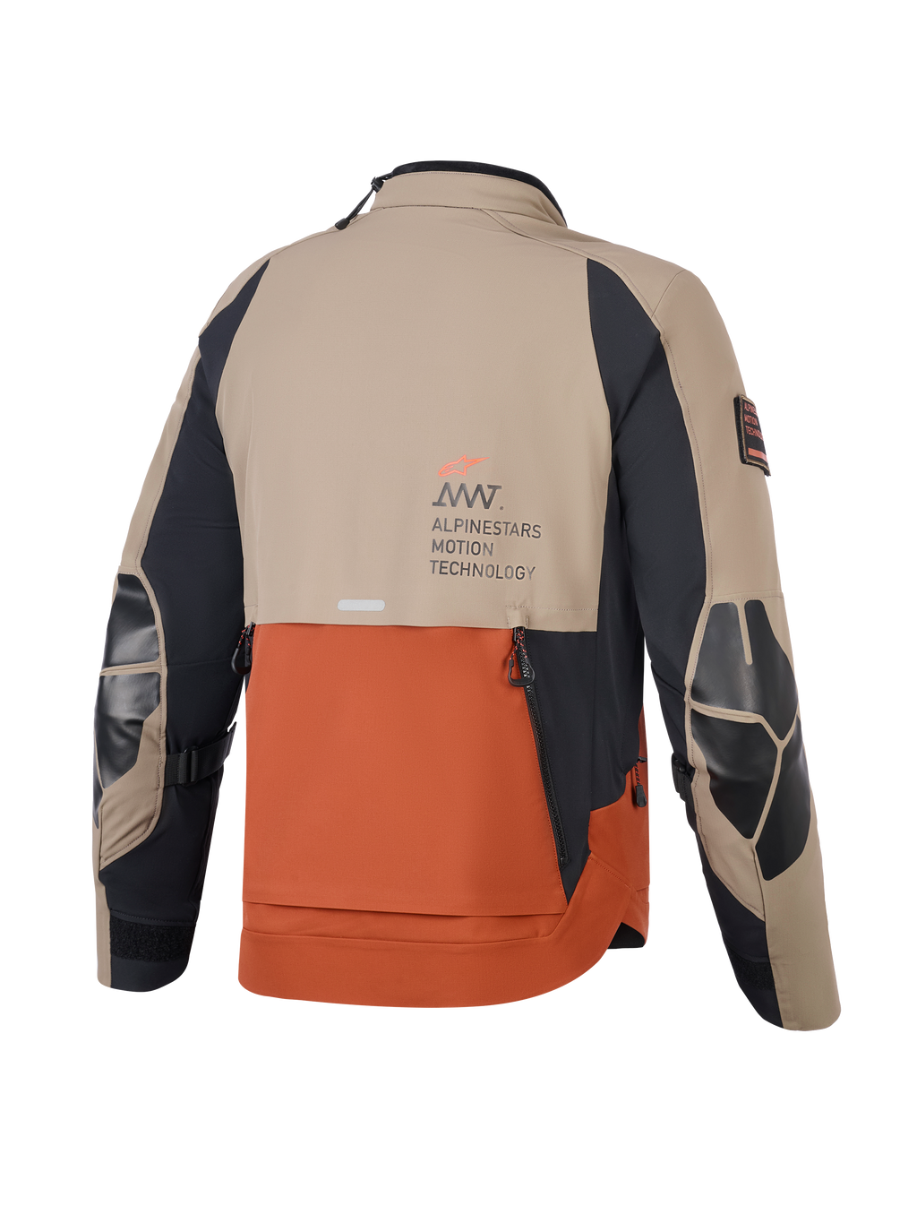 Alpinestars AMT-8 Stretch Drystar® XF Jacket, Walnut Rust Black, vista posteriore con pannelli color sabbia e ruggine e maniche nere, marchio Alpinestars Motion Technology sul retro, rinforzi sui gomiti e ventilazione posteriore con design a tegola per la guida adventure.