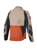 Alpinestars AMT-8 Stretch Drystar® XF Jacket, Walnut Rust Black, vista posteriore con pannelli color sabbia e ruggine e maniche nere, marchio Alpinestars Motion Technology sul retro, rinforzi sui gomiti e ventilazione posteriore con design a tegola per la guida adventure.