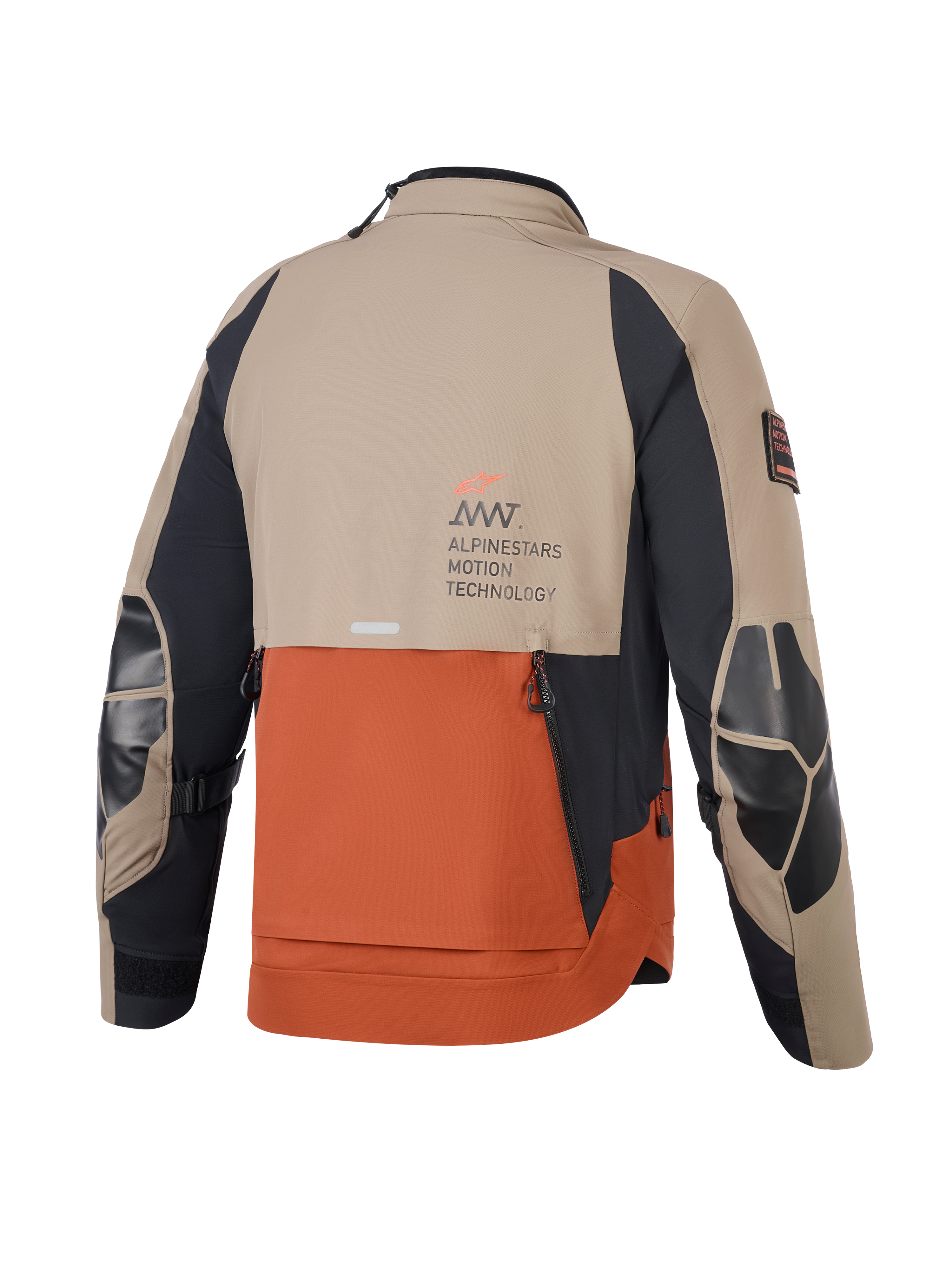 Alpinestars AMT-8 Stretch Drystar® XF Jacket, Walnut Rust Black, vista posteriore con pannelli color sabbia e ruggine e maniche nere, marchio Alpinestars Motion Technology sul retro, rinforzi sui gomiti e ventilazione posteriore con design a tegola per la guida adventure.
