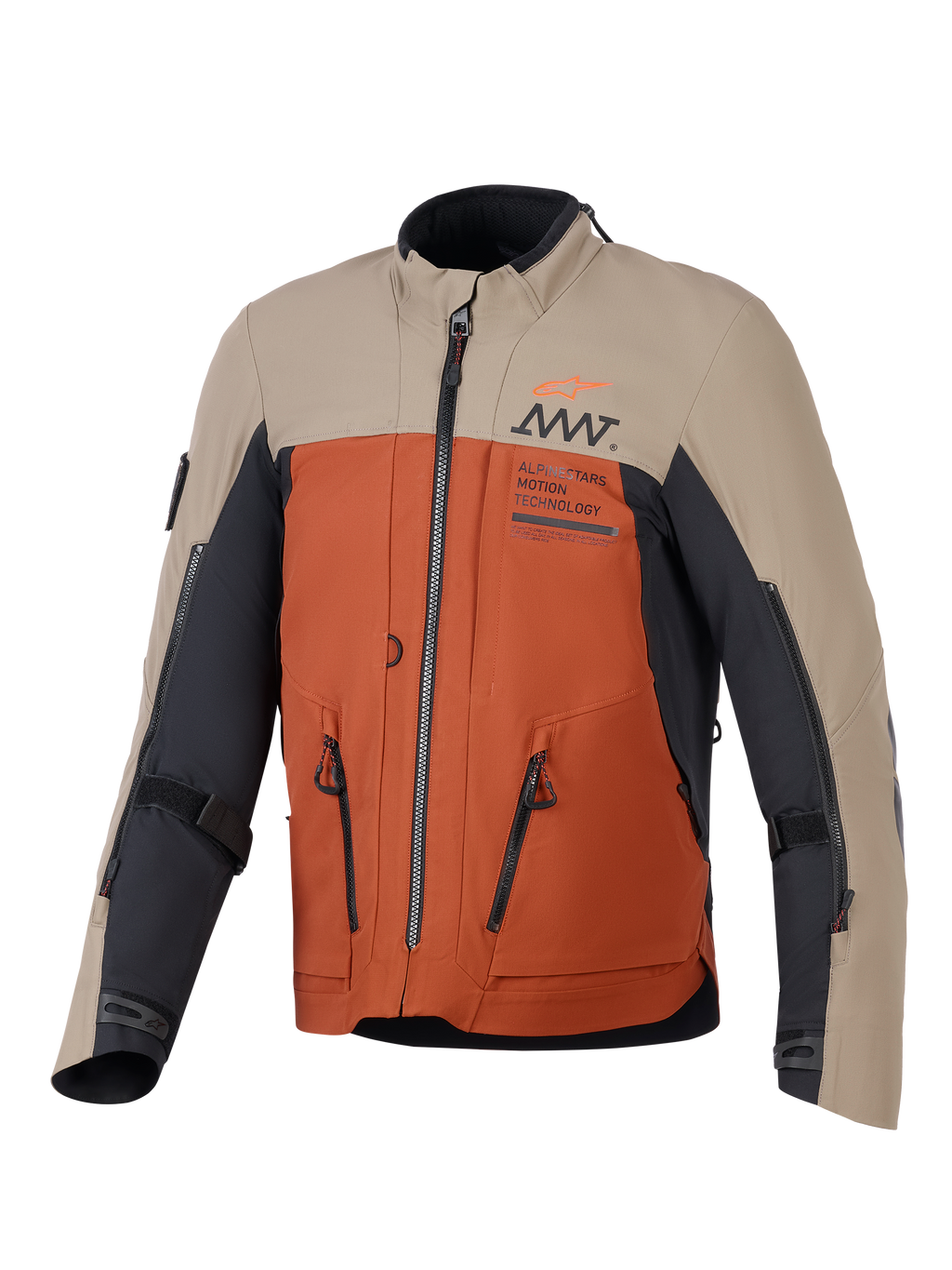 Giacca Alpinestars AMT-8 Stretch Drystar® XF, giacca da moto adventure, colorazione Walnut Rust Black, con pannelli superiori sabbia, busto arancione ruggine e dettagli neri, cerniere di ventilazione e marchio AMT sul petto