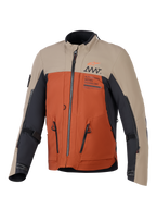 Giacca Alpinestars AMT-8 Stretch Drystar® XF, giacca da moto adventure, colorazione Walnut Rust Black, con pannelli superiori sabbia, busto arancione ruggine e dettagli neri, cerniere di ventilazione e marchio AMT sul petto