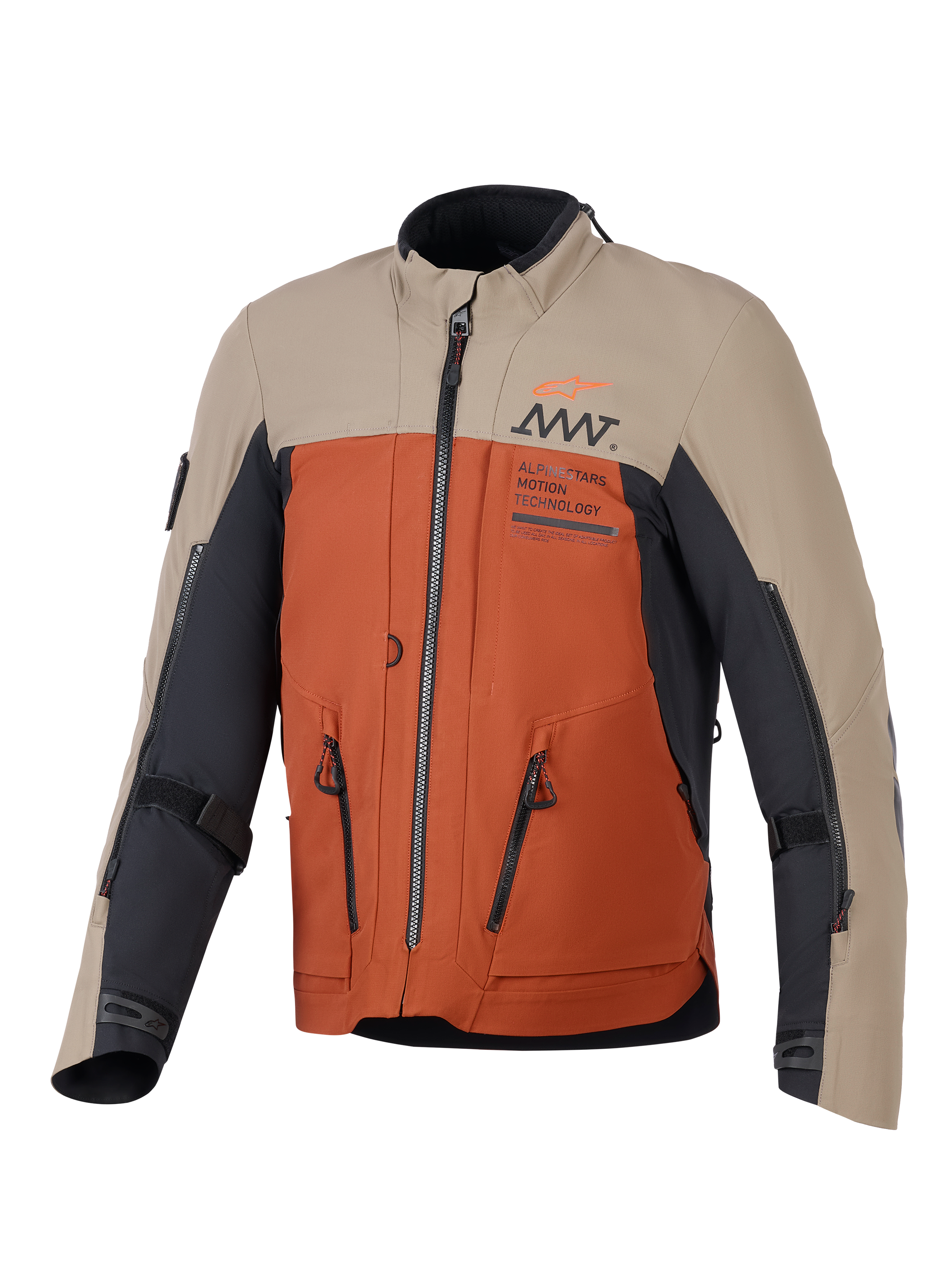 Giacca Alpinestars AMT-8 Stretch Drystar® XF, giacca da moto adventure, colorazione Walnut Rust Black, con pannelli superiori sabbia, busto arancione ruggine e dettagli neri, cerniere di ventilazione e marchio AMT sul petto