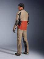 Giacca Alpinestars AMT-8 Stretch Drystar® XF, giacca da moto adventure, Walnut Rust e nero, vista posteriore su modello indossata con pantaloni adventure e stivali coordinati, abbigliamento in tessuto altamente traspirante per touring