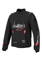 Alpinestars Halo Pro Drystar® XF Laminated Jacket, giacca da moto adventure, nero con accenti rossi e grigi, caratterizzata da doppie cerniere anteriori asimmetriche impermeabili, un grande logo sul petto e un design modulare in tessuto tecnico.