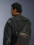 Giacca Alpinestars Halo Pro Drystar® XF Laminated, giacca da moto adventure, Black Dark Shadow, vista posteriore con pannello di ventilazione modulare aperto che rivela un'ampia area in rete, branding Alpinestars rosso, logo Tech-Air® Ready sul colletto, costruzione in tessuto resistente per ogni terreno