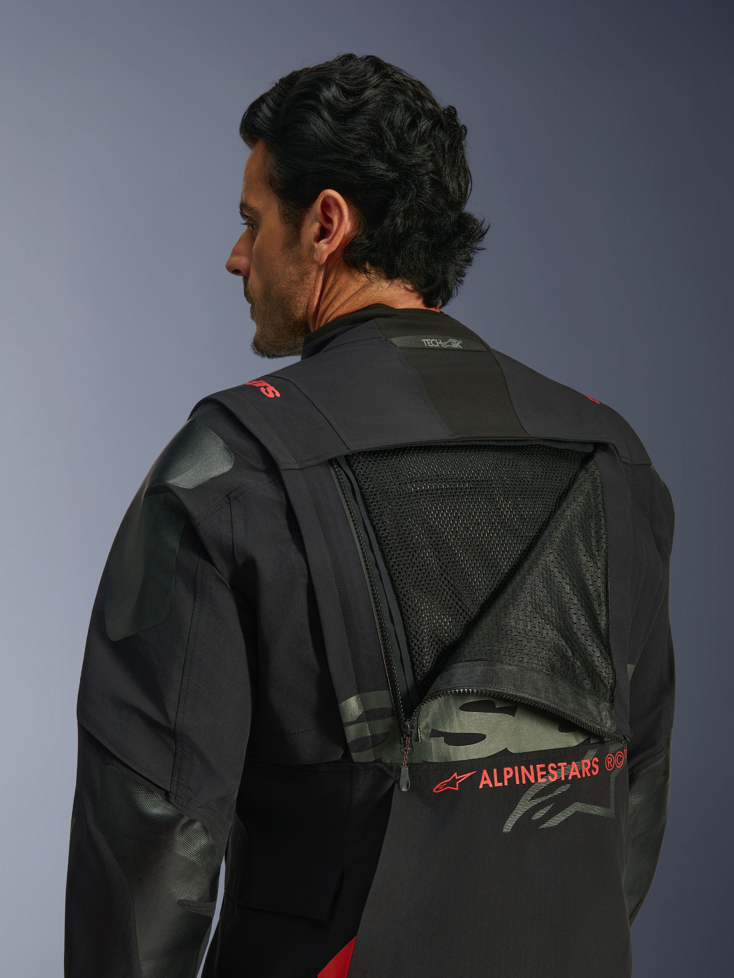 Giacca Alpinestars Halo Pro Drystar® XF Laminated, giacca da moto adventure, Black Dark Shadow, vista posteriore con pannello di ventilazione modulare aperto che rivela un'ampia area in rete, branding Alpinestars rosso, logo Tech-Air® Ready sul colletto, costruzione in tessuto resistente per ogni terreno