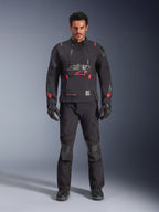 Giacca Alpinestars Halo Pro Drystar® XF Laminated, colore Black Dark Shadow con accenti rossi, set completo da moto adventure con pantaloni e guanti coordinati, design modulare in tessuto con pannelli di ventilazione anteriori e logo evidente sul petto.