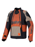 Giacca laminata Alpinestars Halo Pro Drystar® XF, giacca da moto adventure, Walnut Rust Black, vista frontale con pannello modulare sul petto e doppie cerniere impermeabili, robusta struttura in tessuto con pannelli color sabbia e arancione.