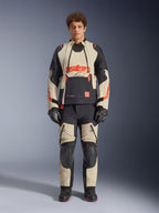 Alpinestars Halo Pro Drystar® XF Laminated Jacket, Mastic Black, giacca da moto adventure indossata da un modello con pantaloni e guanti coordinati, pannelli in tessuto mastice e nero con loghi rossi audaci, design modulare per la guida su ogni terreno