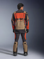 Giacca laminata Alpinestars Halo Pro Drystar® XF, Walnut Rust Black, vista posteriore, giacca da adventure touring dal design modulare con grande tasca posteriore impermeabile, indossata con pantaloni tecnici abbinati.