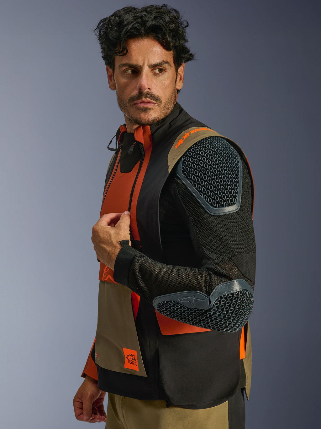 Giacca laminata Alpinestars Halo Pro Drystar® XF, Walnut Rust Black, design modulare con maniche esterne rimosse per mostrare la rete traspirante e le protezioni Nucleon Flex Pro integrate su spalla e gomito, abbigliamento da moto adventure touring