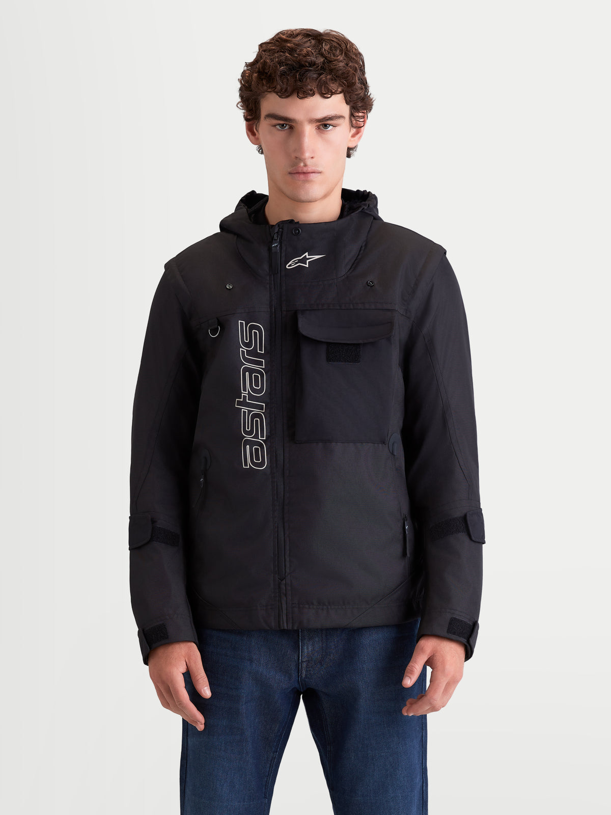 Alpinestars Morfex Parka Wp Jkt, giacca da moto urbana contemporanea da uomo, nero, vista frontale su un modello che mostra lo stile modulare del parka, cappuccio integrato e dettagli delle tasche sul petto