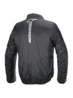 Giacca Alpinestars Hurricane Rain V2, giacca da moto antipioggia impermeabile, nero, vista posteriore con un grande logo Alpinestars bianco verticale e scritta al centro della schiena, tessuto laminato leggero con polsini e vita elasticizzati