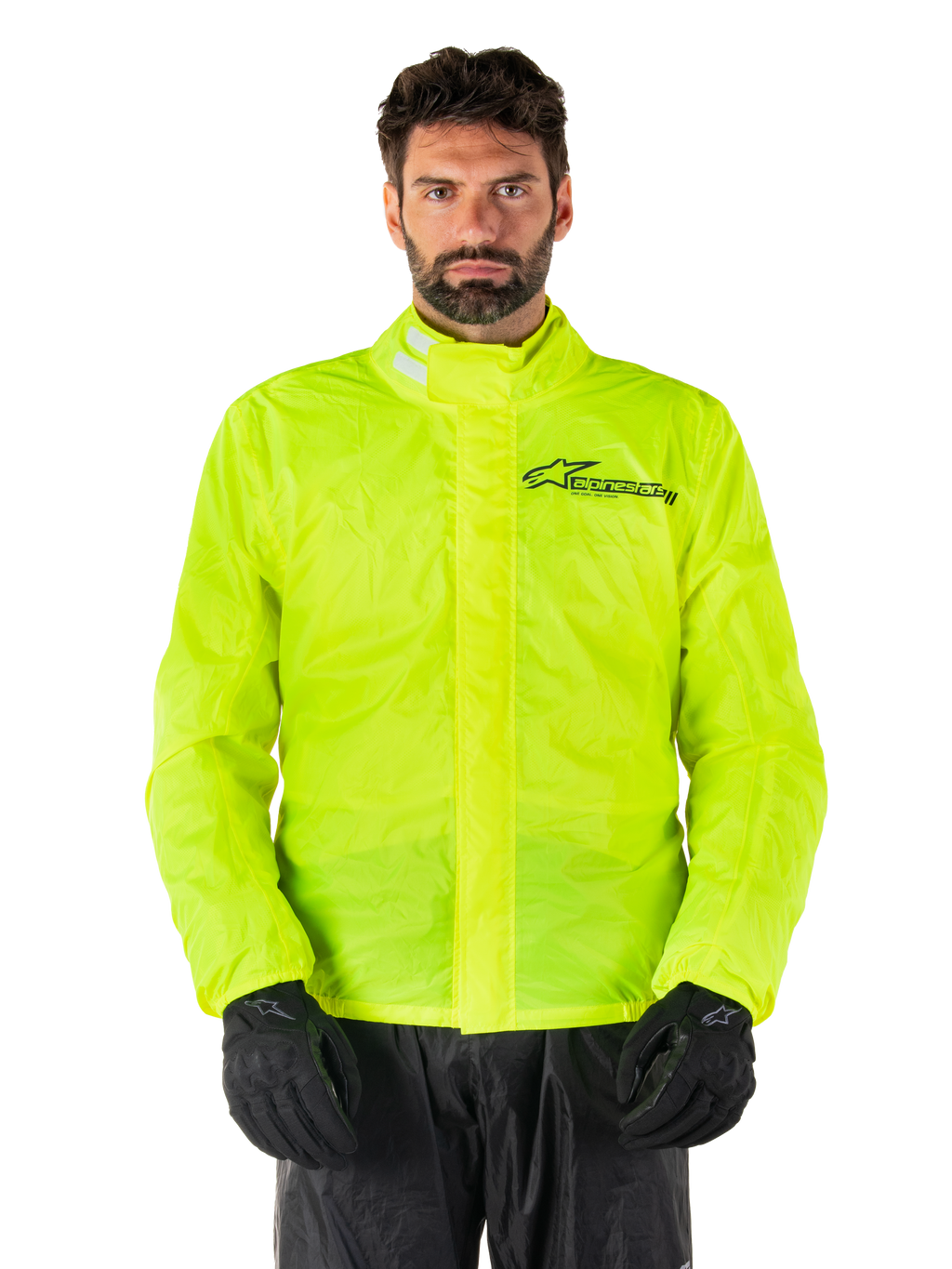 Alpinestars Hurricane Rain V2 Jacket, giacca antipioggia da moto, giallo fluo, indossata da un modello con pantaloni e guanti neri, colletto alto con linguette riflettenti, patta protettiva anteriore con logo Alpinestars, abbigliamento impermeabile ad alta visibilità