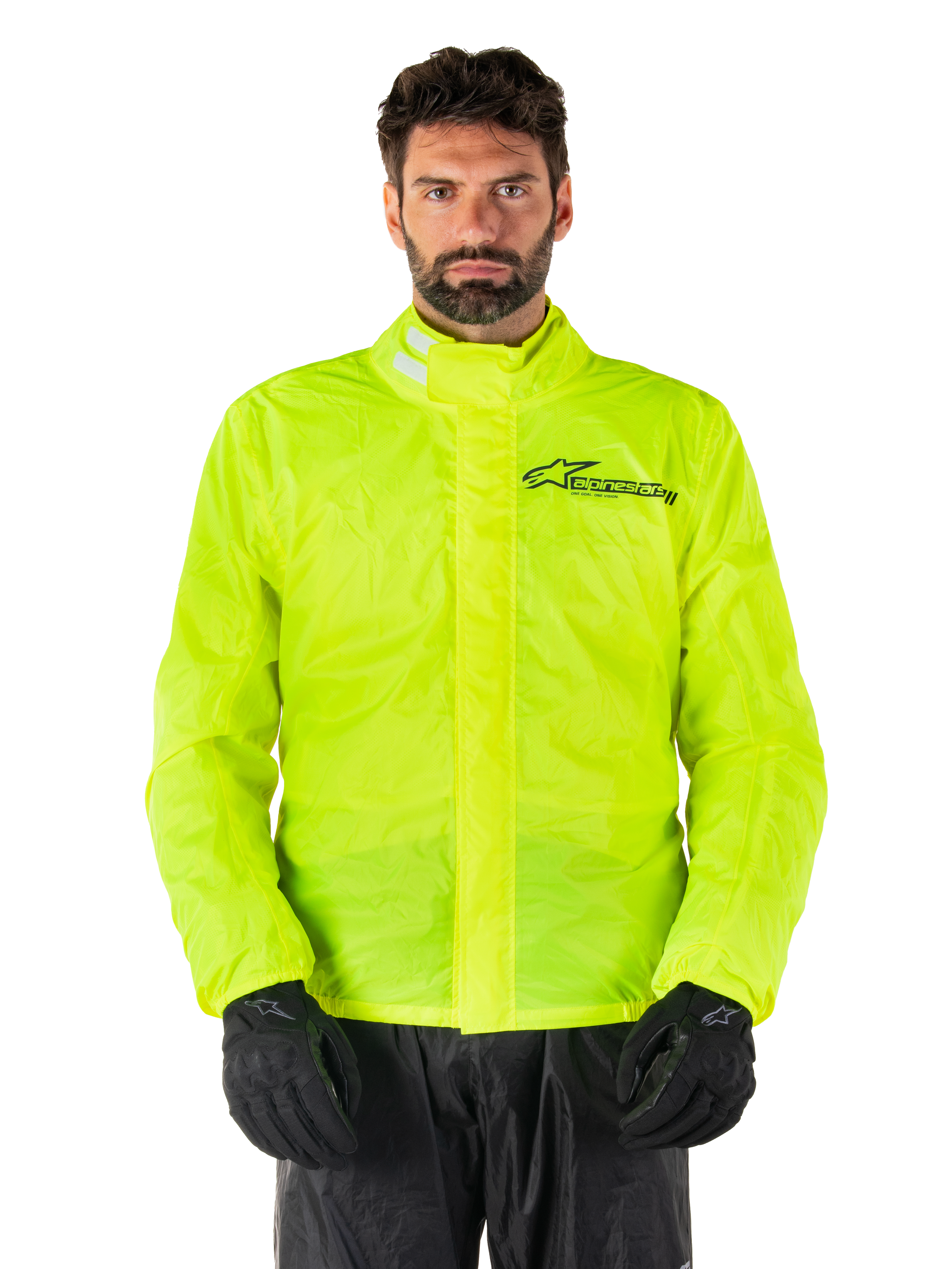 Alpinestars Hurricane Rain V2 Jacket, giacca antipioggia da moto, giallo fluo, indossata da un modello con pantaloni e guanti neri, colletto alto con linguette riflettenti, patta protettiva anteriore con logo Alpinestars, abbigliamento impermeabile ad alta visibilità