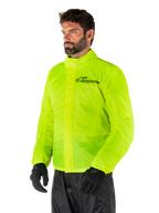 Giacca Alpinestars Hurricane Rain V2, Giallo Fluo, giacca antipioggia da moto impermeabile giallo fluorescente ad alta visibilità, chiusura frontale a doppia patta, logo Alpinestars sul petto, design leggero e ripiegabile per la guida in condizioni di pioggia
