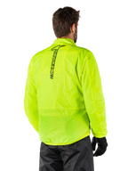 Giacca Alpinestars Hurricane Rain V2, Giallo Fluo, vista posteriore indossata da modello maschile, con marchio Alpinestars verticale nero al centro della schiena, vita e polsini elasticizzati, design impermeabile e ripiegabile
