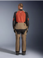 Alpinestars Giacca Andes V4 Drystar®, Walnut Rust Black, vista posteriore di giacca da moto touring con pannello superiore della schiena color ruggine e parte inferiore noce, indossata con pantaloni adventure abbinati e stivali neri