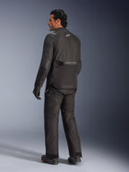 Giacca Alpinestars Andes V4 Drystar®, nero, vista posteriore del pilota in equipaggiamento completo da moto, giacca adventure in tessuto con marchio Alpinestars sulla schiena, indossata con pantaloni e stivali neri coordinati, stile road e adventure per ogni condizione atmosferica