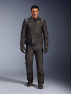Modello che indossa la giacca Alpinestars Andes V4 Drystar® in nero, abbinata a pantaloni da moto adventure coordinati, guanti neri e stivali neri, scatto in studio a figura intera che mostra l'equipaggiamento tecnico da touring per tutte le stagioni con marchio Alpinestars.