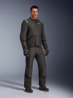 Giacca Alpinestars Andes V4 Drystar®, completo da moto nero indossato da un modello, giacca e pantaloni in tessuto adventure-touring, guanti e stivali neri, scatto in studio, design moderno per la guida in ogni condizione meteorologica