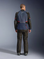 Giacca Alpinestars Andes V4 Drystar®, vista posteriore, colori Night Navy e Mood Indigo con pannelli neri e dettagli rossi, indossata con pantaloni neri abbinati, con logo Alpinestars sulla parte superiore della schiena e cerniera per l'ampio scomparto posteriore.