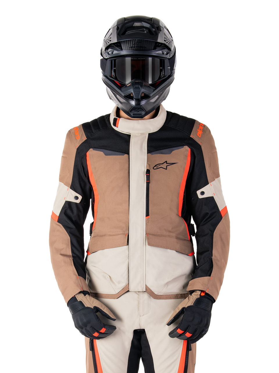 Giacca Alpinestars ST-1 Waterproof, Dark Khaki Sand Black Red Fluo, indossata da un pilota con casco e guanti neri, abbigliamento adventure touring con pannelli beige e marroni e vivaci accenti rosso fluo, vista frontale su sfondo bianco.
