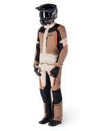 Giacca Alpinestars ST-1 Waterproof, Dark Khaki Sand Nero Rosso Fluo, indossata da un pilota con equipaggiamento completo da adventure touring, pantaloni coordinati, casco nero, occhiali, guanti e stivali, completo tecnico da moto per ogni condizione atmosferica