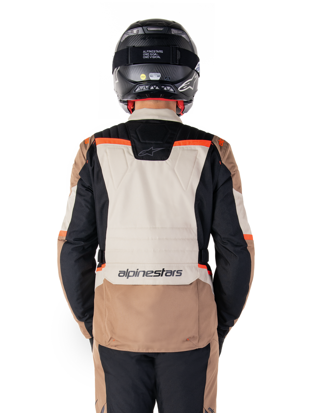 Giacca impermeabile Alpinestars ST-1, Dark Khaki Sand Black Red Fluo, vista posteriore, giacca da moto adventure touring con ampio pannello posteriore sabbia, maniche nere e accenti rosso fluorescente, indossata da un pilota con casco nero