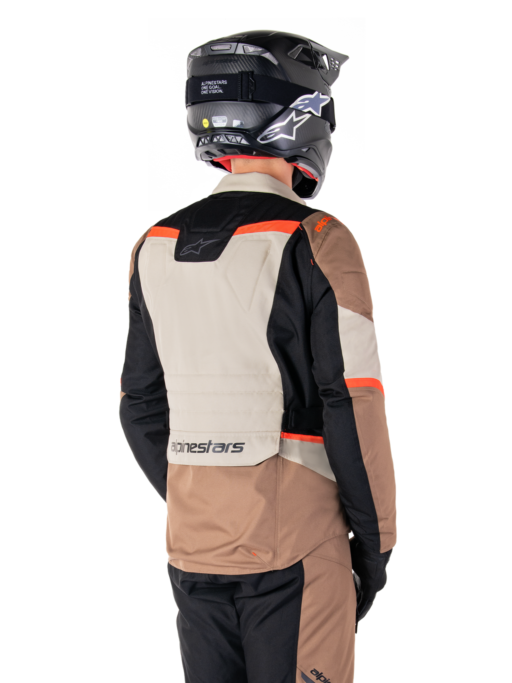 Giacca Alpinestars ST-1 Waterproof, giacca adventure touring, Dark Khaki Sand Black Red Fluo, vista posteriore con pannelli in tessuto a blocchi di colore, dettagli rosso fluorescente e marchio Alpinestars sulla parte inferiore della schiena, indossata da un pilota con casco nero